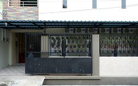 RedDoorz Hostel near Kota Lama Semarang